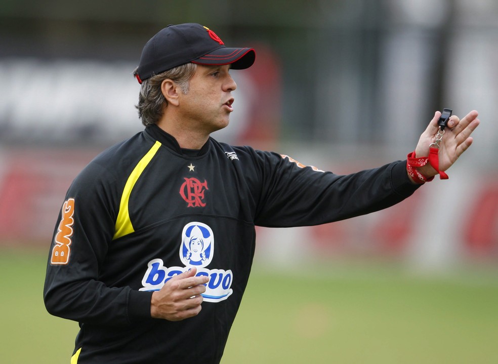 Rogério Lourenço conquista elenco do Flamengo com comunicação direta e personalidade