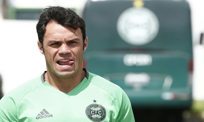 Kleber Gladiador vira cabo de guerra entre Fluminense e Coritiba no mercado