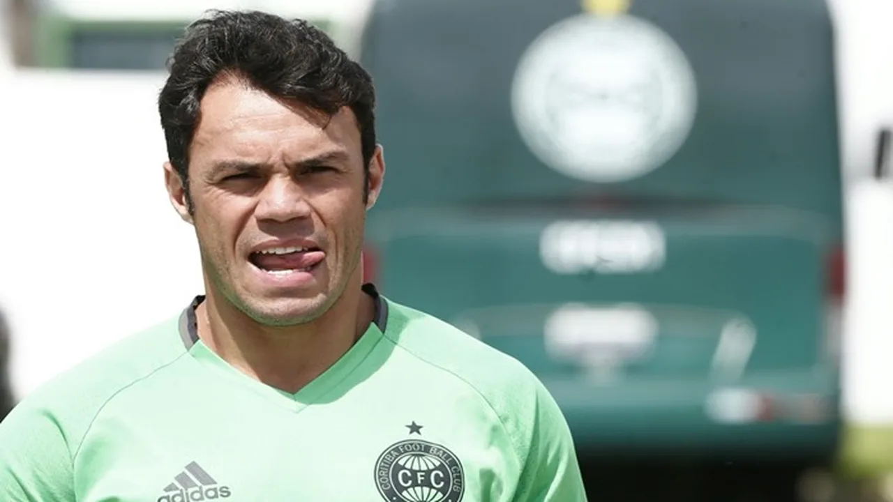 Kleber Gladiador vira cabo de guerra entre Fluminense e Coritiba no mercado