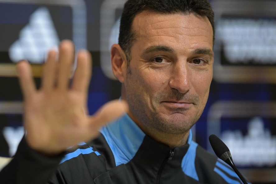 Invasão na coletiva de Scaloni expõe o lado sombrio da paixão argentina