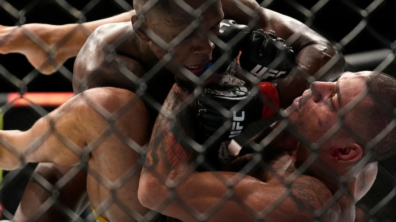 O fim do reinado? Johnson sugere aposentadoria para Adesanya