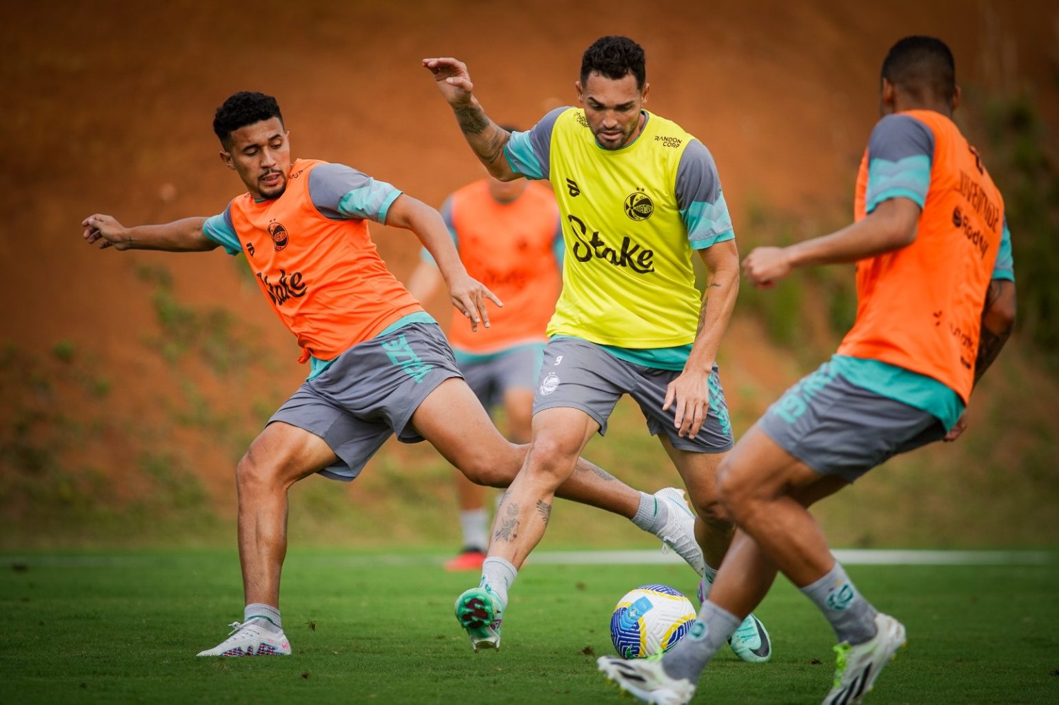 Entre a pressão da elite e a esperança da ascensão — as estreias decisivas