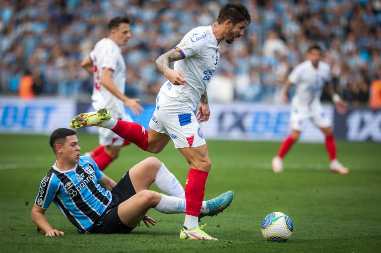 Everaldo brilha com dois gols, Bahia vence Athletico-PR e volta ao G4 do Brasileirão 2026