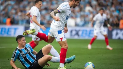 Everaldo brilha com dois gols, Bahia vence Athletico-PR e volta ao G4 do Brasileirão 2026