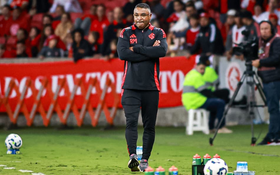 Roger Machado critica excesso de cruzamentos e projeta mudanças no São Paulo 2026