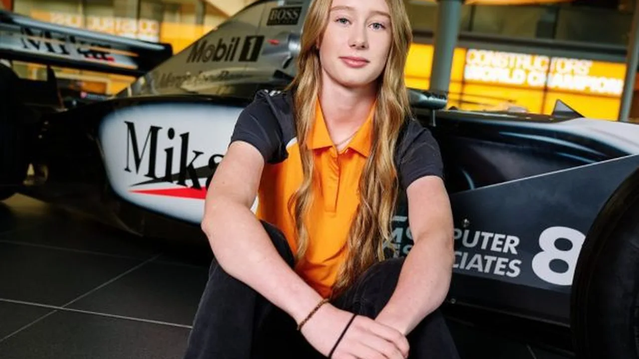 Ella Hakkinen pilotando carro da Fórmula 4 em circuito europeu durante sessão de testes oficiais