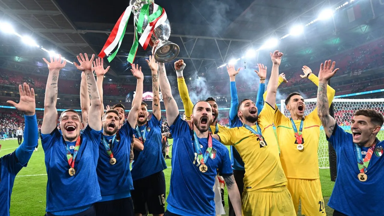 Jogadores da seleção italiana cabisbaixos após eliminação em campo de futebol com bandeiras da Itália ao fundo