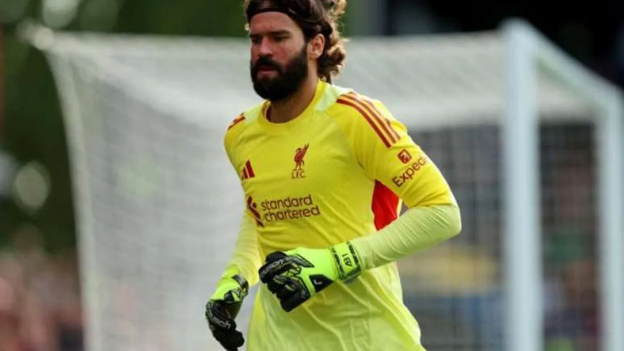 Alisson goleiro Liverpool durante partida da Premier League em Anfield com uniforme vermelho