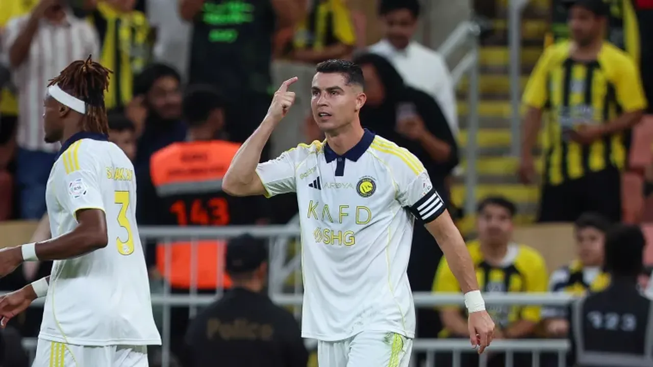 Cristiano Ronaldo comemorando gol pelo Al-Nassr com braços abertos no estádio saudita