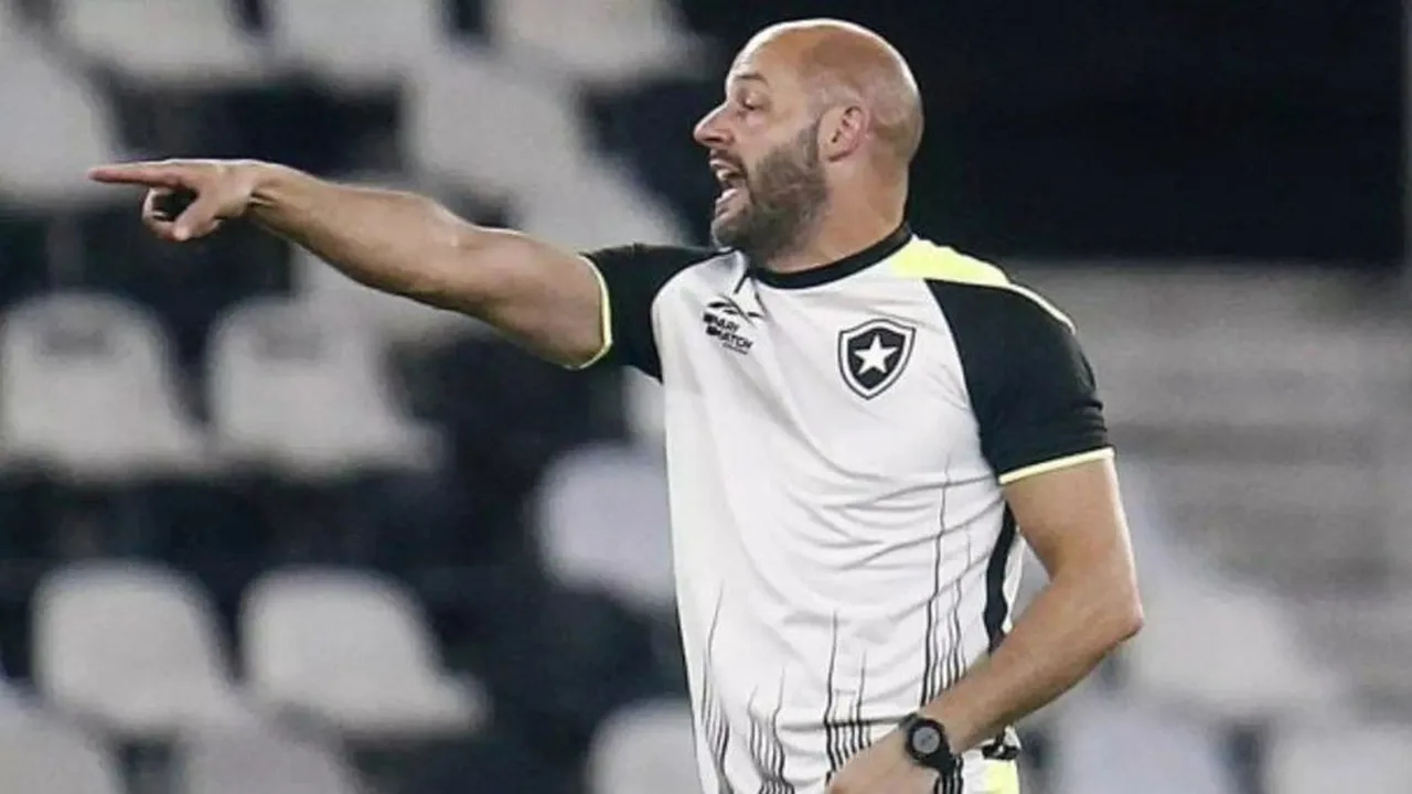 Franclim Carvalho sendo apresentado como novo técnico do Botafogo no estádio Nilton Santos