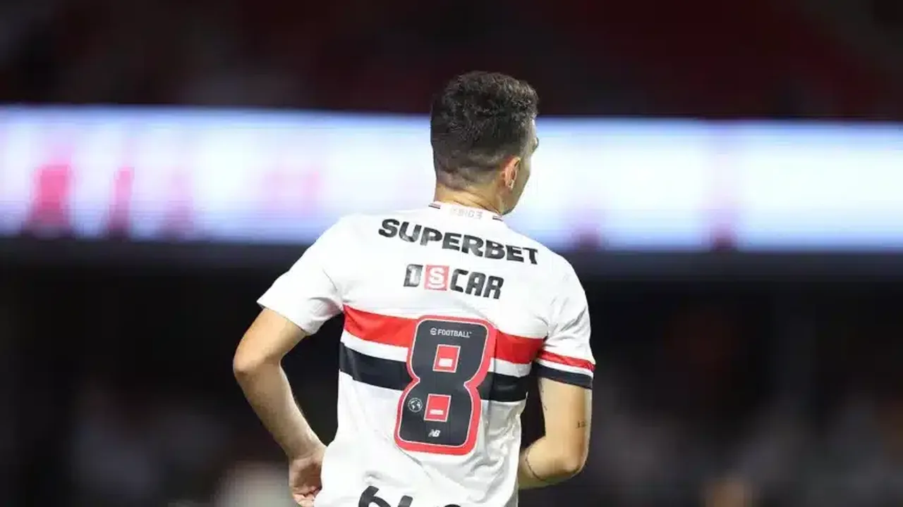 Oscar em campo pelo São Paulo durante partida no Morumbi, representando o fim da passagem custosa do meia pelo clube