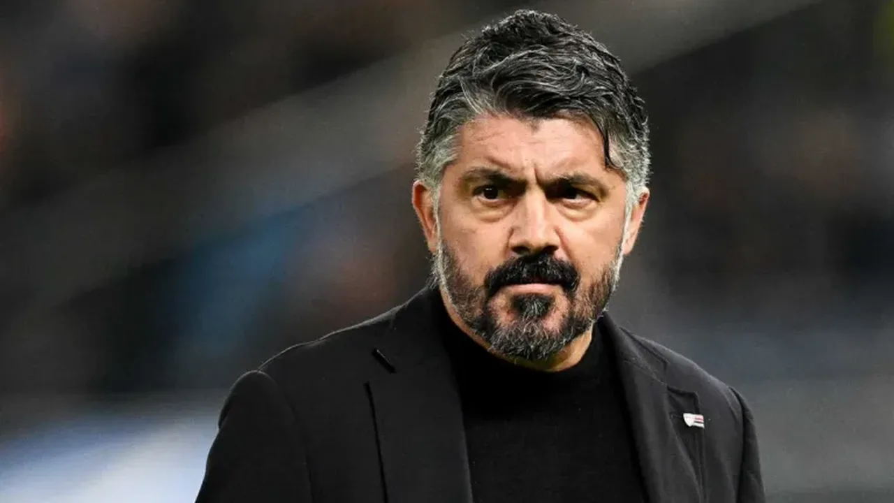 Gennaro Gattuso durante partida da seleção italiana com expressão de frustração no banco de reservas