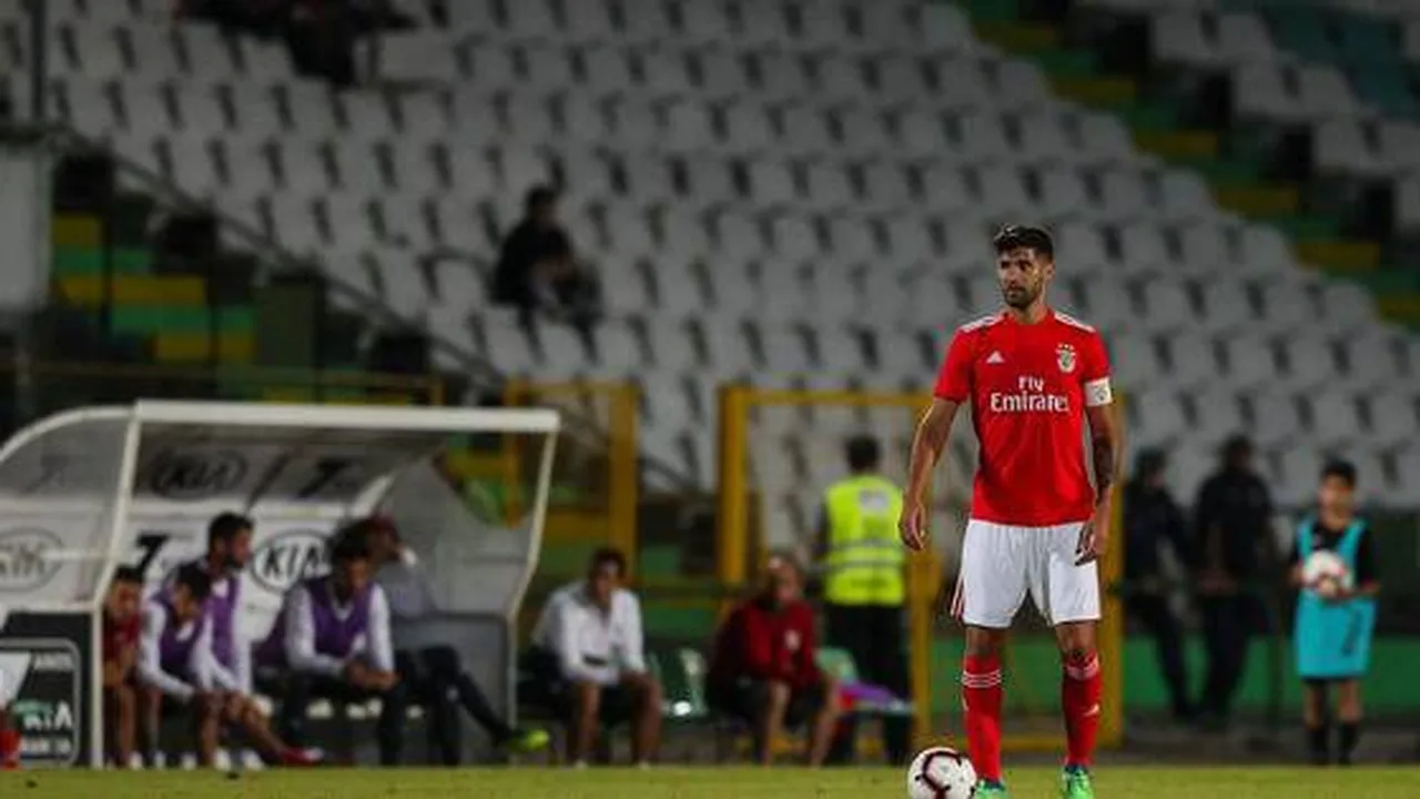Abel Ferreira observa treino do Palmeiras na Academia de Futebol com jogadores em atividade no campo