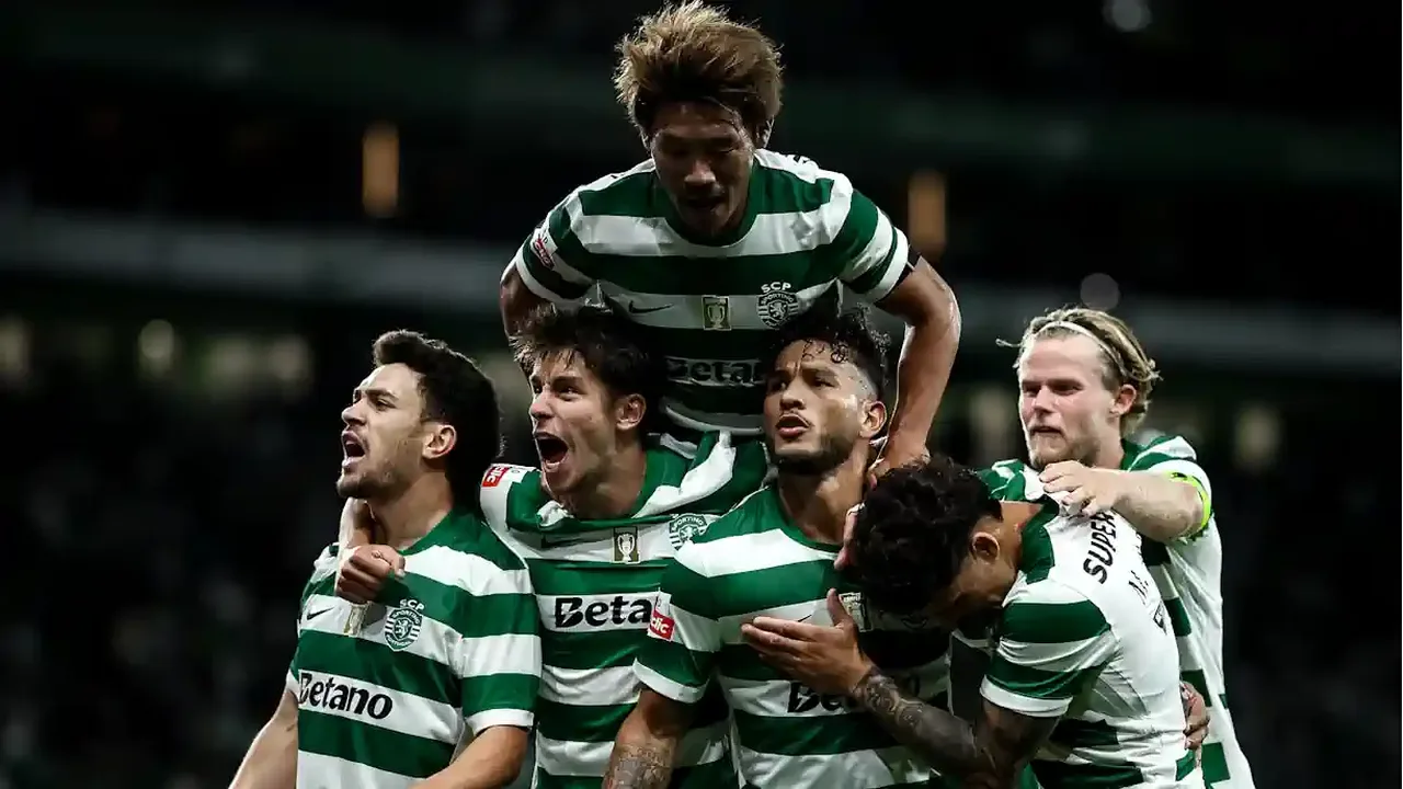 Luis Suárez comemorando gol pelo Sporting em Alvalade com camisa verde e branca