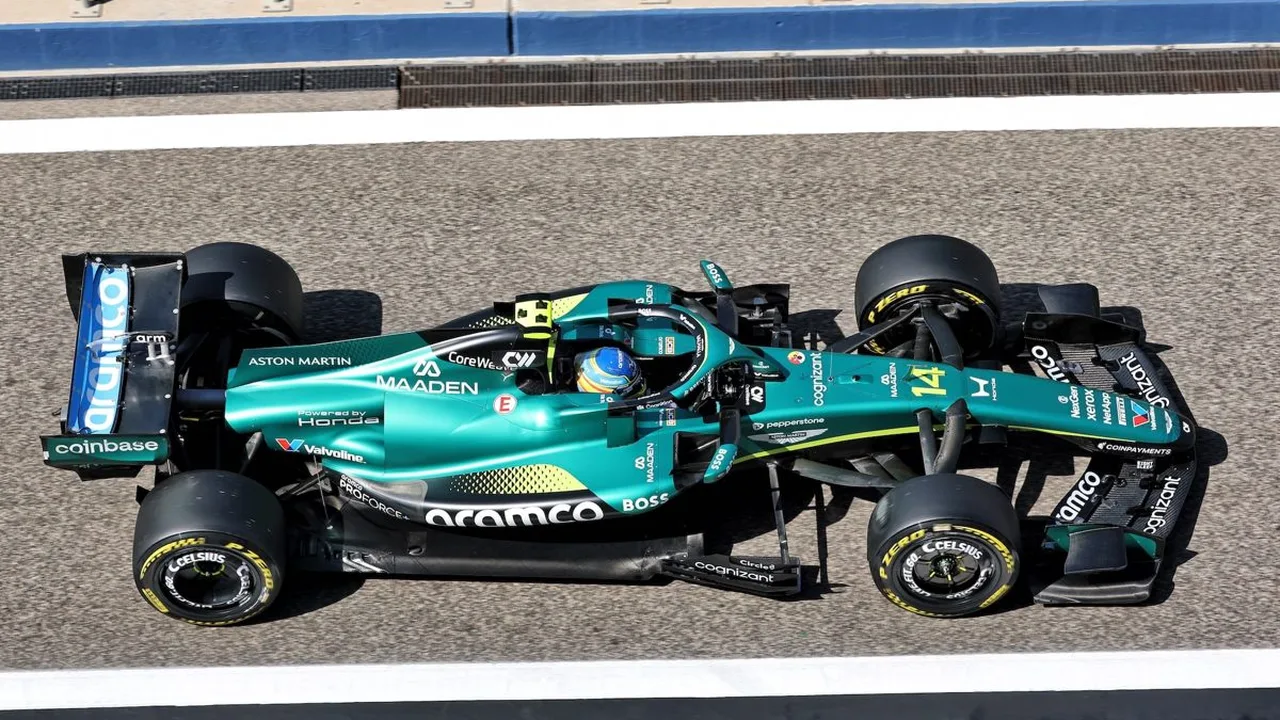 Carro da Aston Martin na pista de Suzuka durante treino livre com engenheiros analisando telemetria nas boxes