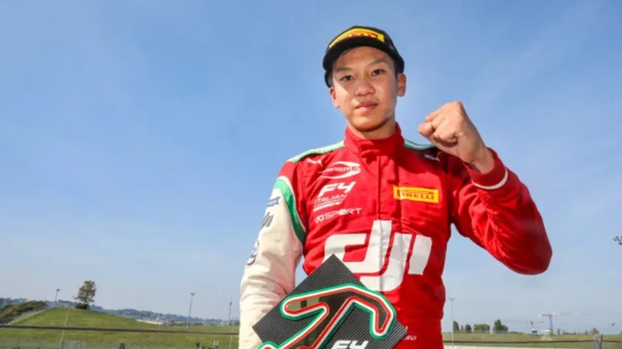 Sebastian Wheldon no cockpit de carro da Fórmula Regional Europeia durante sessão de testes com a equipe MP Motorsport