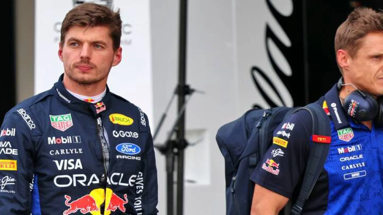Max Verstappen pilotando Nissan Z GT500 no circuito de Fuji Speedway durante teste promocional da Red Bull
