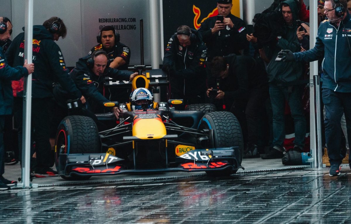 A Logística Complexa dos Contratos de F1 Verstappen no Super GT