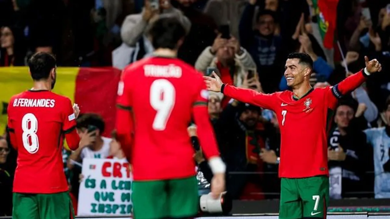 Cristiano Ronaldo comemorando gol pelo Al Nassr no estádio saudita com braços abertos
