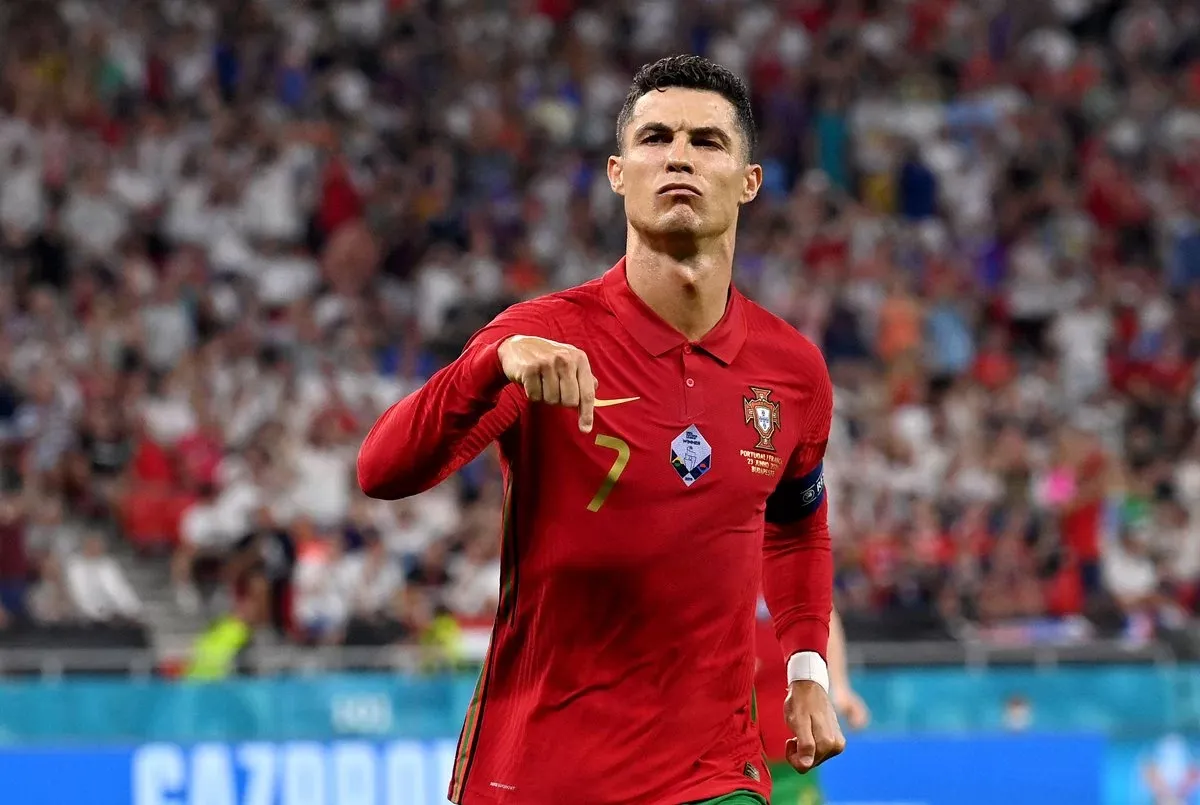 Portugal: O Legado Eternizado na Seleção das Quinas Cristiano Ronaldo se aproxim