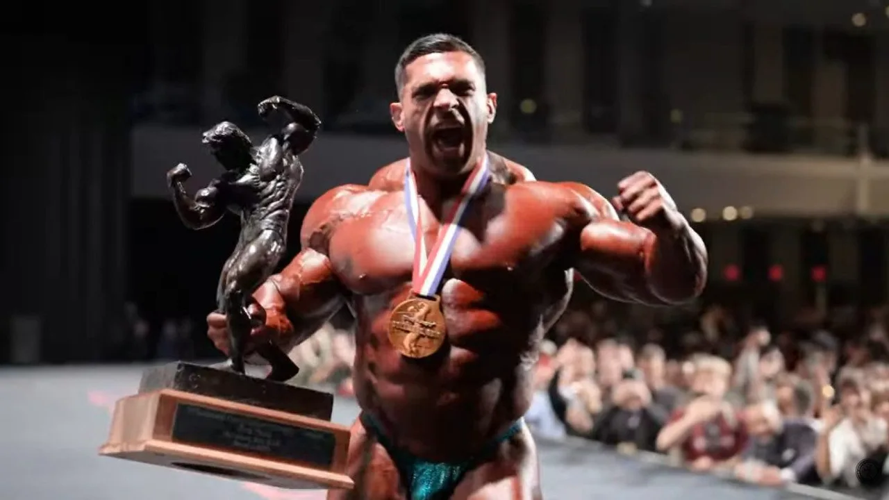 Fisiculturistas brasileiros posando em competição nacional, mostrando definição muscular e simetria corporal em palco profissional