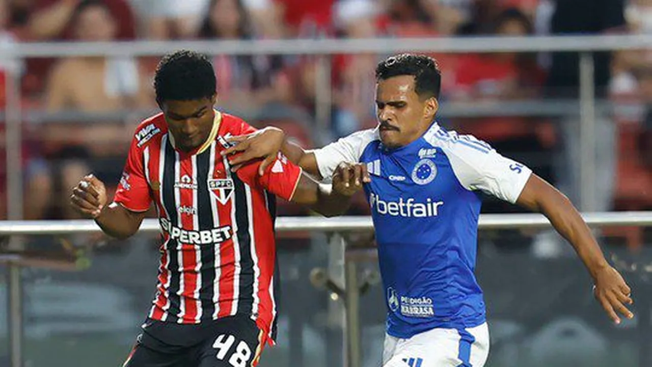 Torcedores assistindo jogo de futebol em bar com múltiplas telas mostrando diferentes partidas do Brasileirão