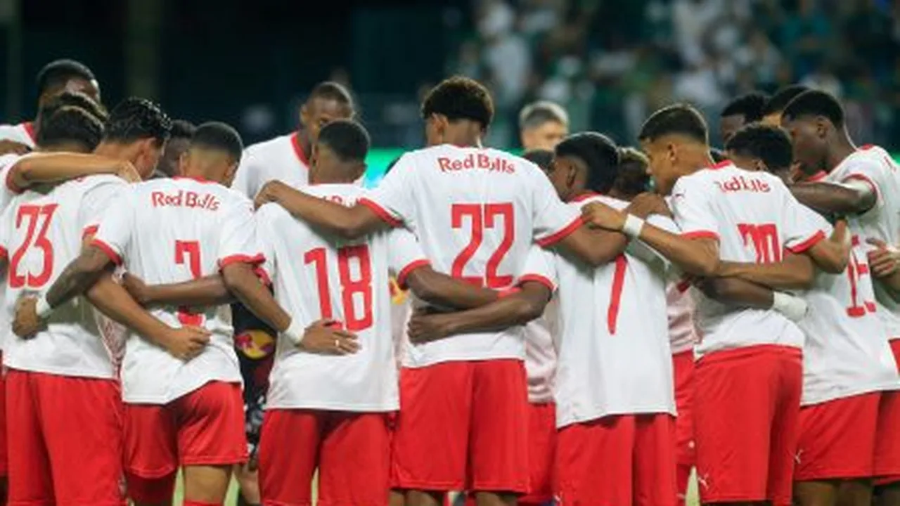 Jogadores do Red Bull Bragantino Sub-20 em campo durante partida do Campeonato Brasileiro da categoria