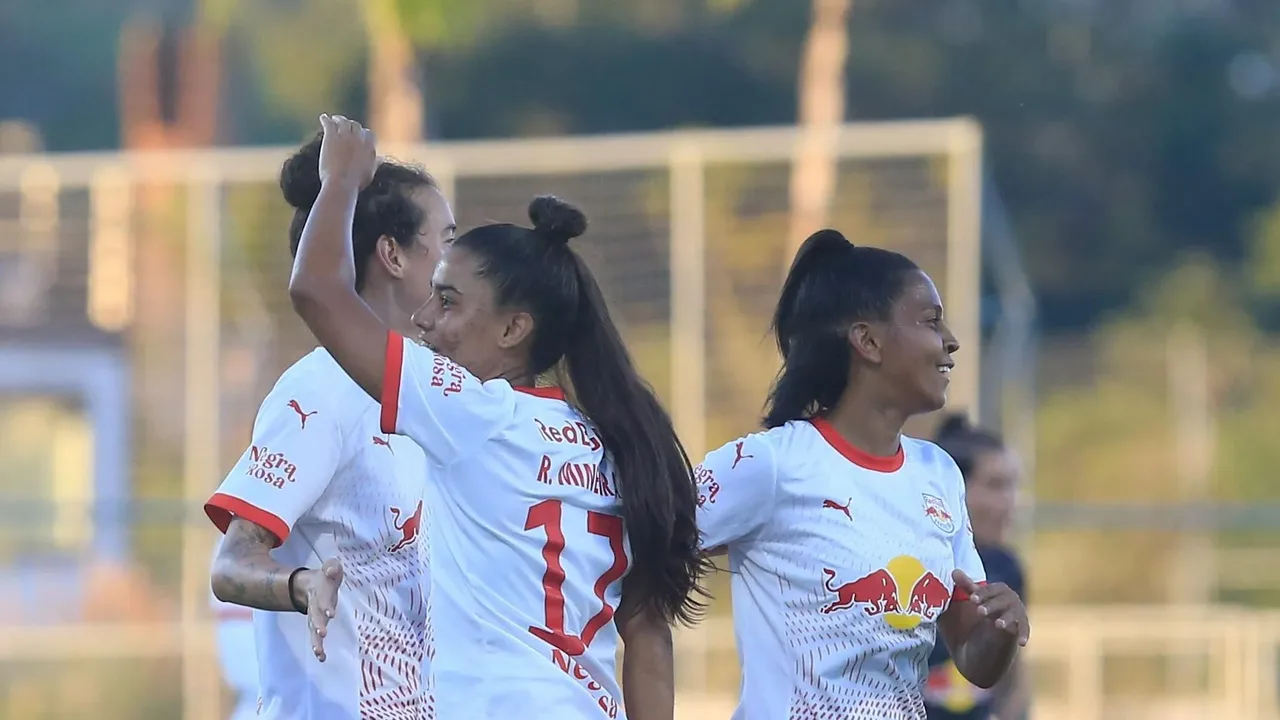 Jogadoras do Red Bull Bragantino Feminino durante partida do Brasileirão A1 em campo gramado
