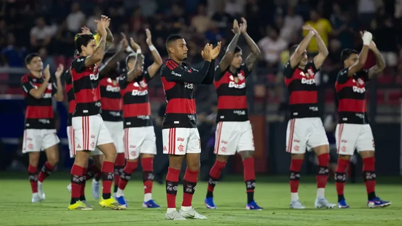 Jogadores do Flamengo cabisbaixos após goleada de 3x0 sofrida para o Red Bull Bragantino no Campeonato Brasileiro 2026