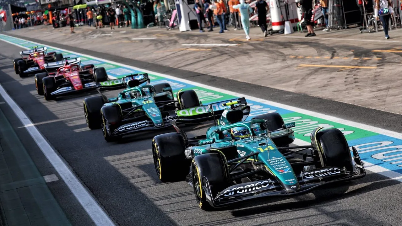 Alexander Albon no cockpit da Williams durante sessão de treinos da Fórmula 1