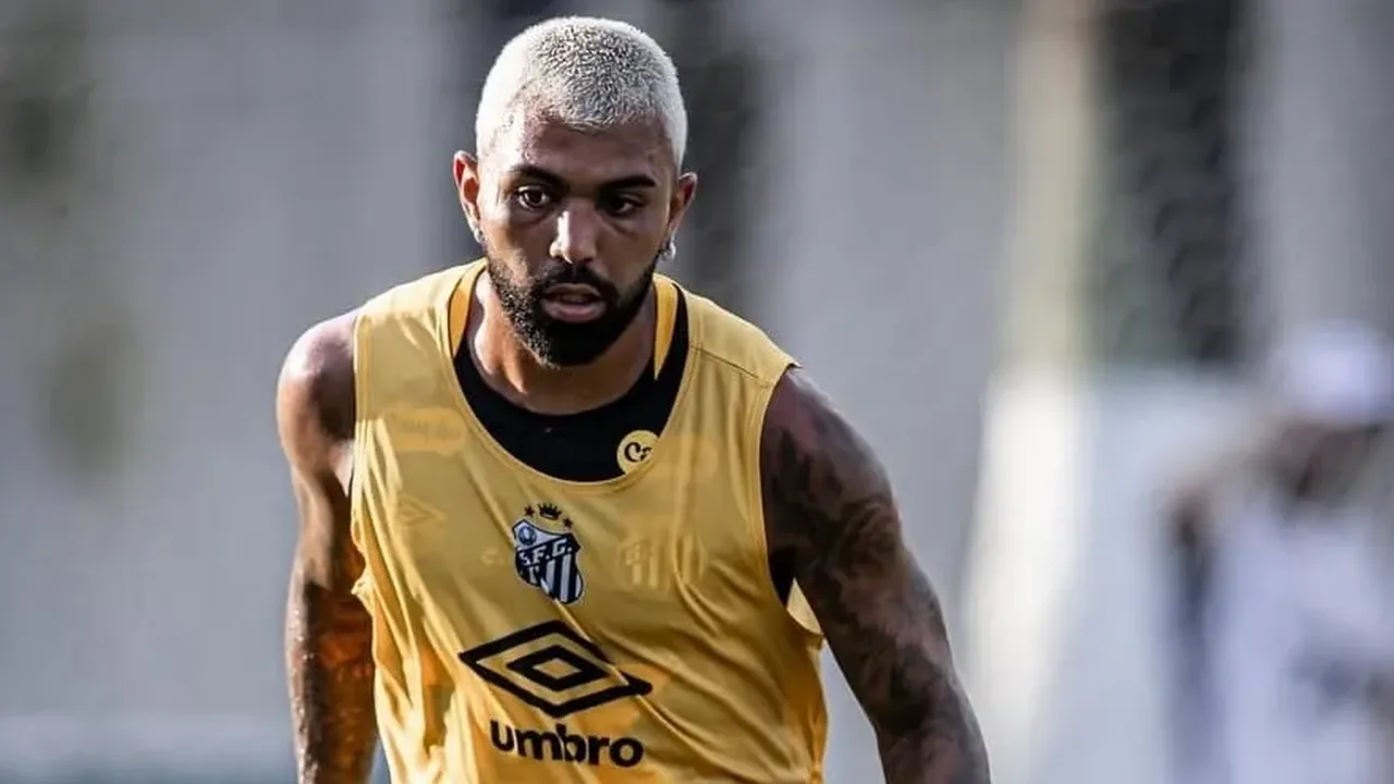 Gabigol em ação pelo Santos durante partida, com expressão concentrada em campo