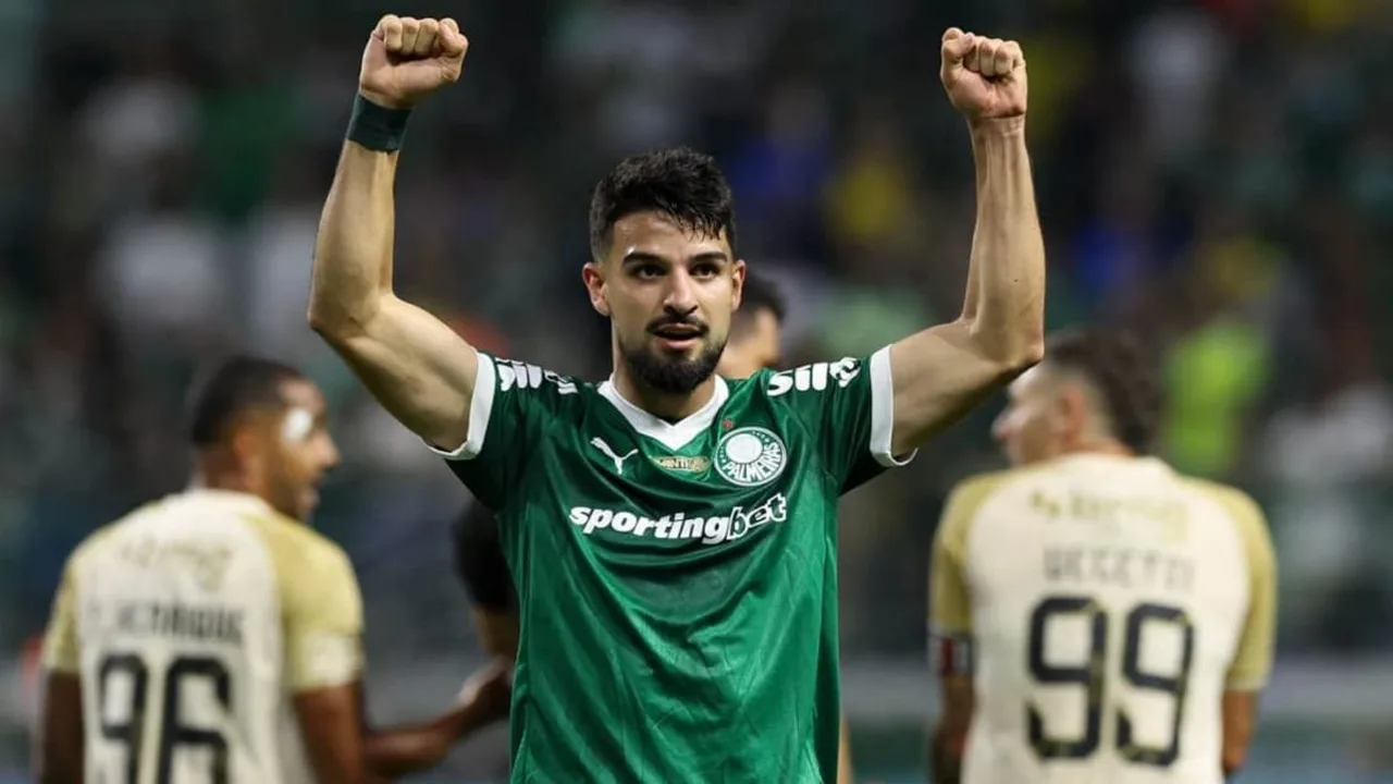 Flaco López em ação pelo Palmeiras no Allianz Parque com a camisa verde comemorando gol