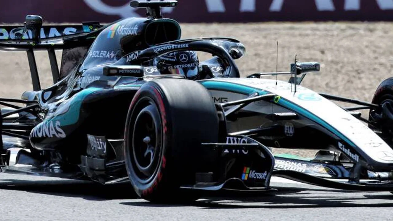 George Russell e Kimi Antonelli lado a lado nos boxes da Mercedes durante GP de Fórmula 1 2026