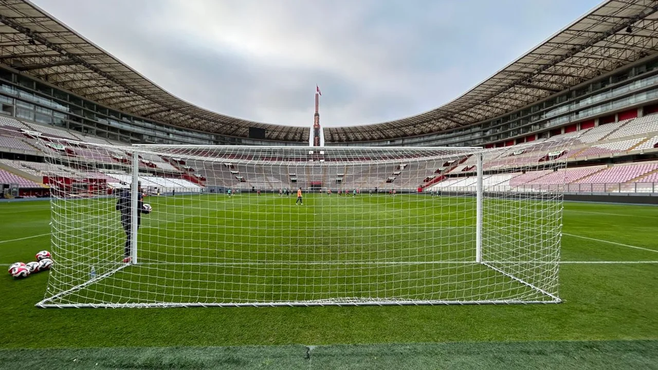 Torcedores em arquibancada de estádio sul-americano durante partida noturna com forte esquema de segurança