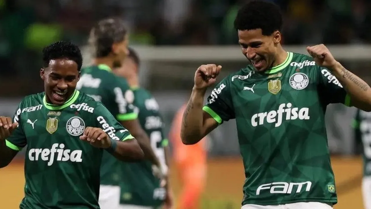 Abel Ferreira orientando jogadores do Palmeiras durante treino no centro de treinamento