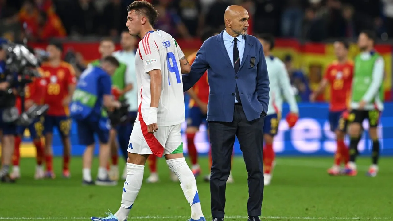 Luciano Spalletti pensativo no banco da seleção italiana durante partida decisiva