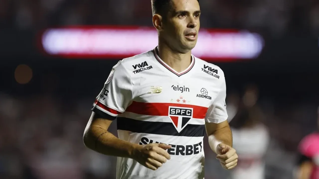 Oscar com camisa do São Paulo comemorando gol no Morumbi durante partida do Brasileirão 2024