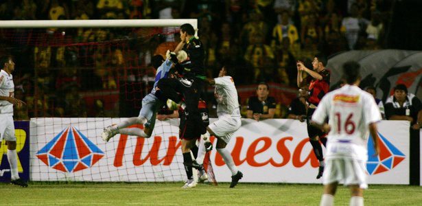 Locutor perde gol por ainda estar comemorando outro e vídeo viraliza