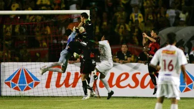 Locutor perde gol por ainda estar comemorando outro e vídeo viraliza