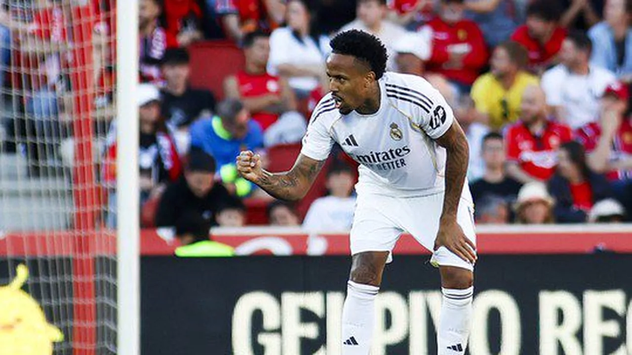 Éder Militão cabeceando bola em partida do Real Madrid contra o Mallorca no estádio Son Moix