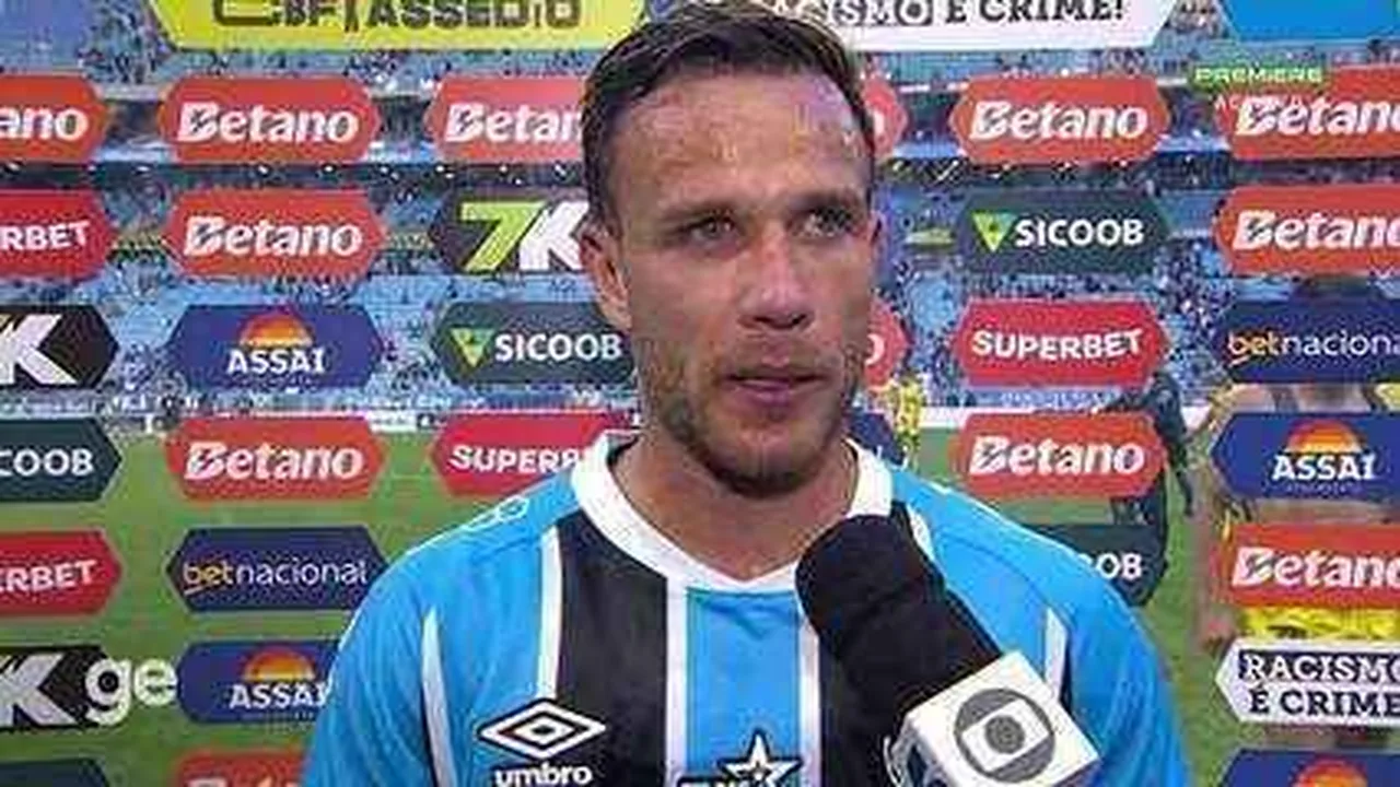 Arthur controlando a bola no meio-campo da Arena do Grêmio com a camisa tricolor