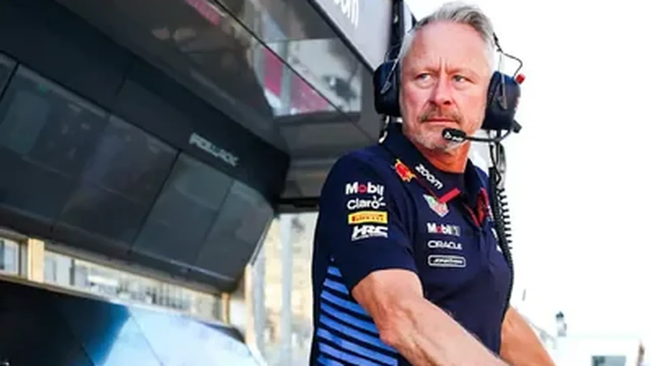 Paddock da Fórmula 1 com equipe técnica da Audi discutindo estratégias ao redor de monitores de telemetria