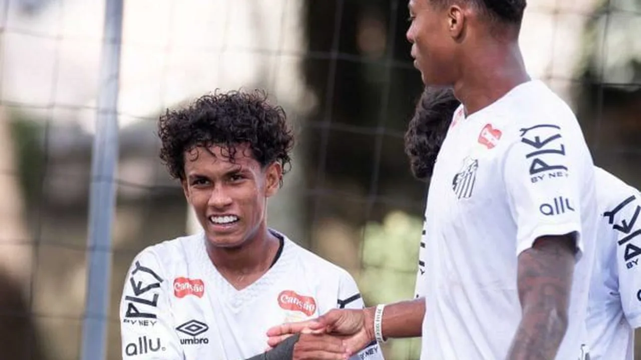 Estádio Vila Belmiro vazio simbolizando crise financeira do Santos com dívida bilionária