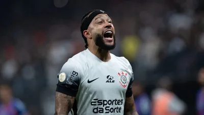Memphis Depay volta ao Brasil e inicia nova fase do tratamento no Corinthians