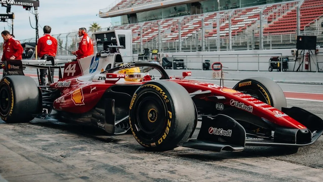Carro da Ferrari em pista com foco nos elementos aerodinâmicos e assoalho durante treino de Fórmula 1