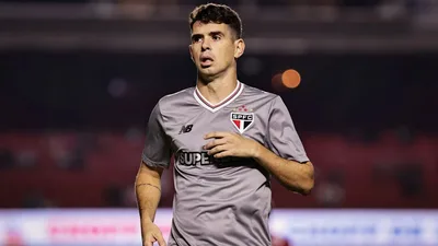 Oscar deixa vácuo técnico no São Paulo a oito meses do fim de contrato