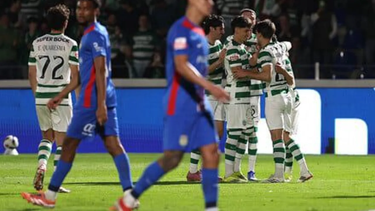 Jogadores do Porto e Sporting disputando bola em clássico decisivo pelo título da Liga Portugal