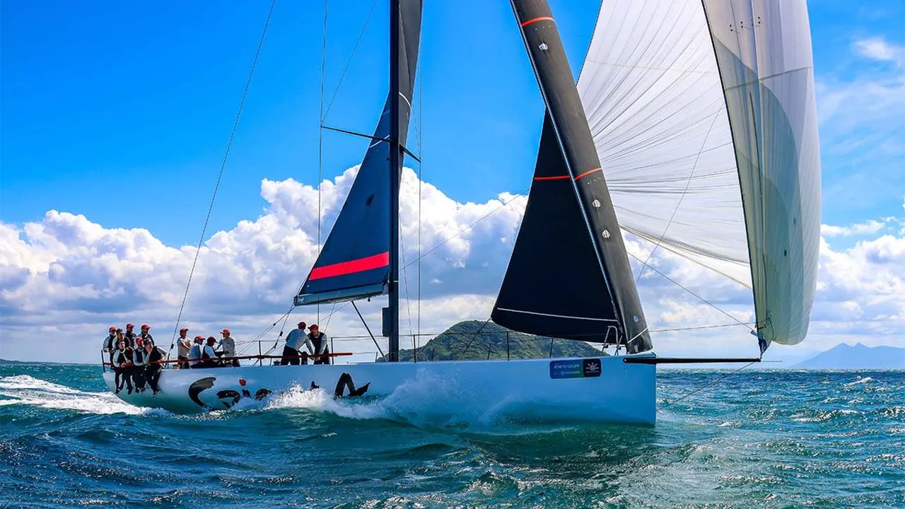 Iate Crioula 52 navegando em primeiro lugar durante regata oceânica na Baía de Guanabara com vela principal içada