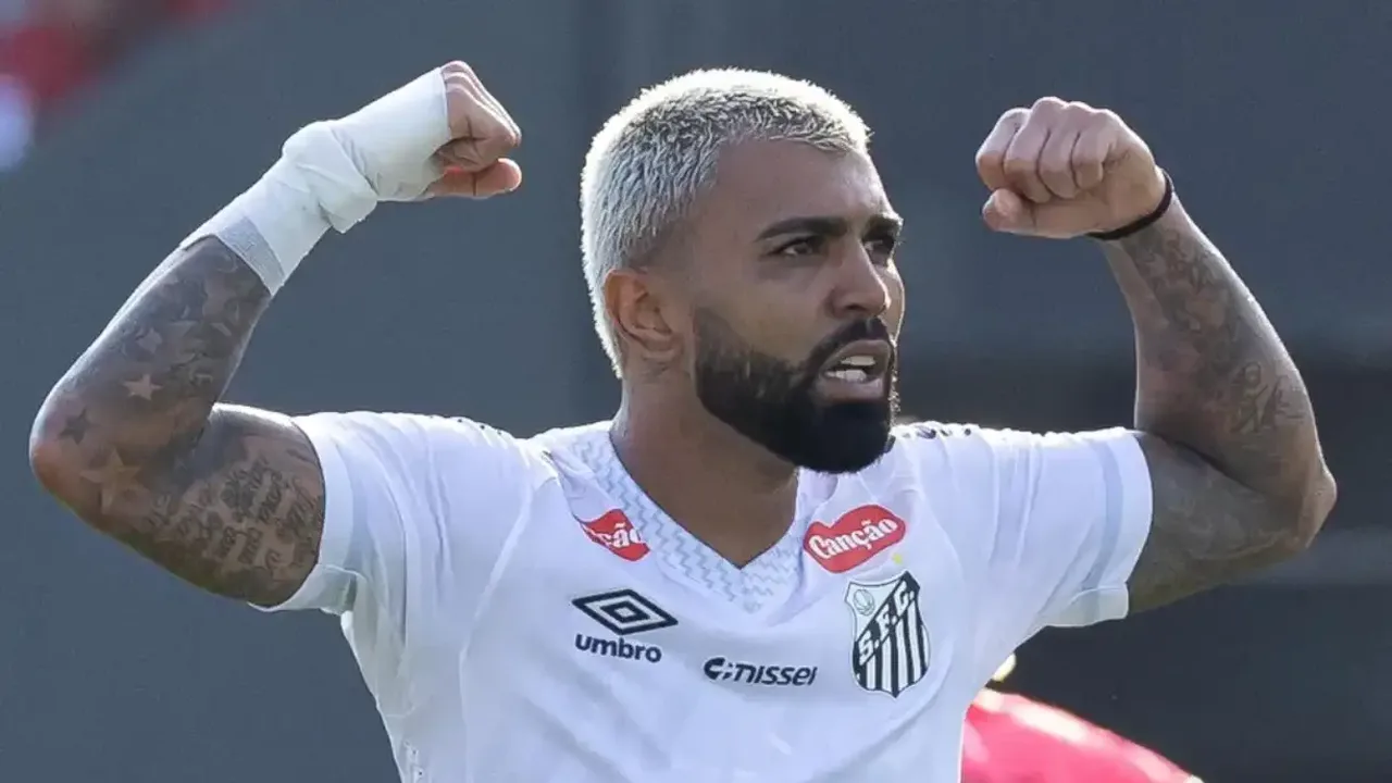 Gabriel Barbosa em campo pelo Flamengo, comemorando gol no Maracanã com torcida rubro-negra ao fundo