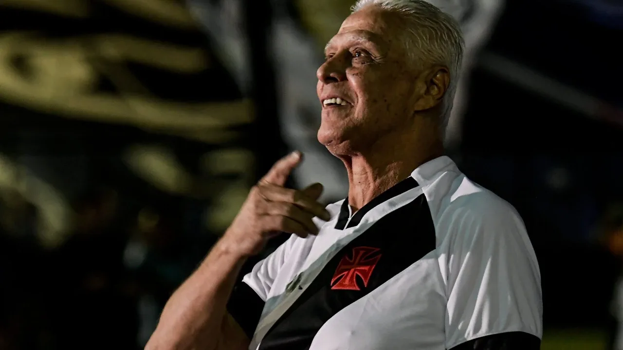 Romário comemorando gol pelo Vasco contra o Botafogo no Maracanã durante partida do Campeonato Brasileiro
